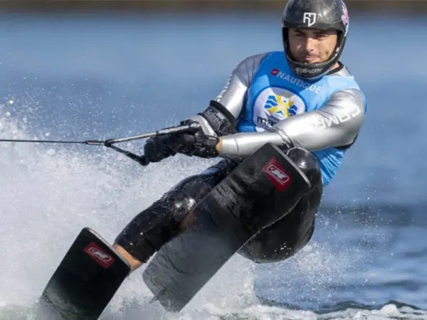 خرید بلیط اسکی روی آب در کیش از مرکز غواصی و تفریحات کیش