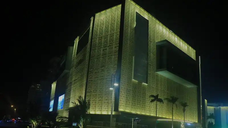 مجموعه تفریحی و رفاهی میکامال کیش در شب