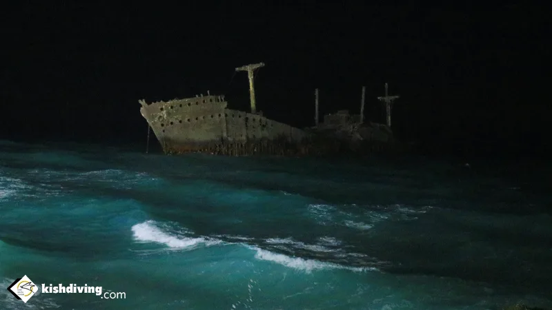 ساحل کشتی یونانی در شب