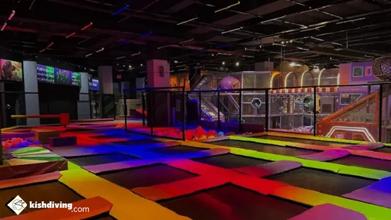 شهربازی هایلند کیش در شب