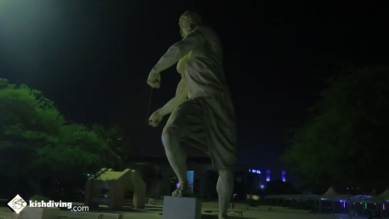 ساحل سیمرغ کیش در شب